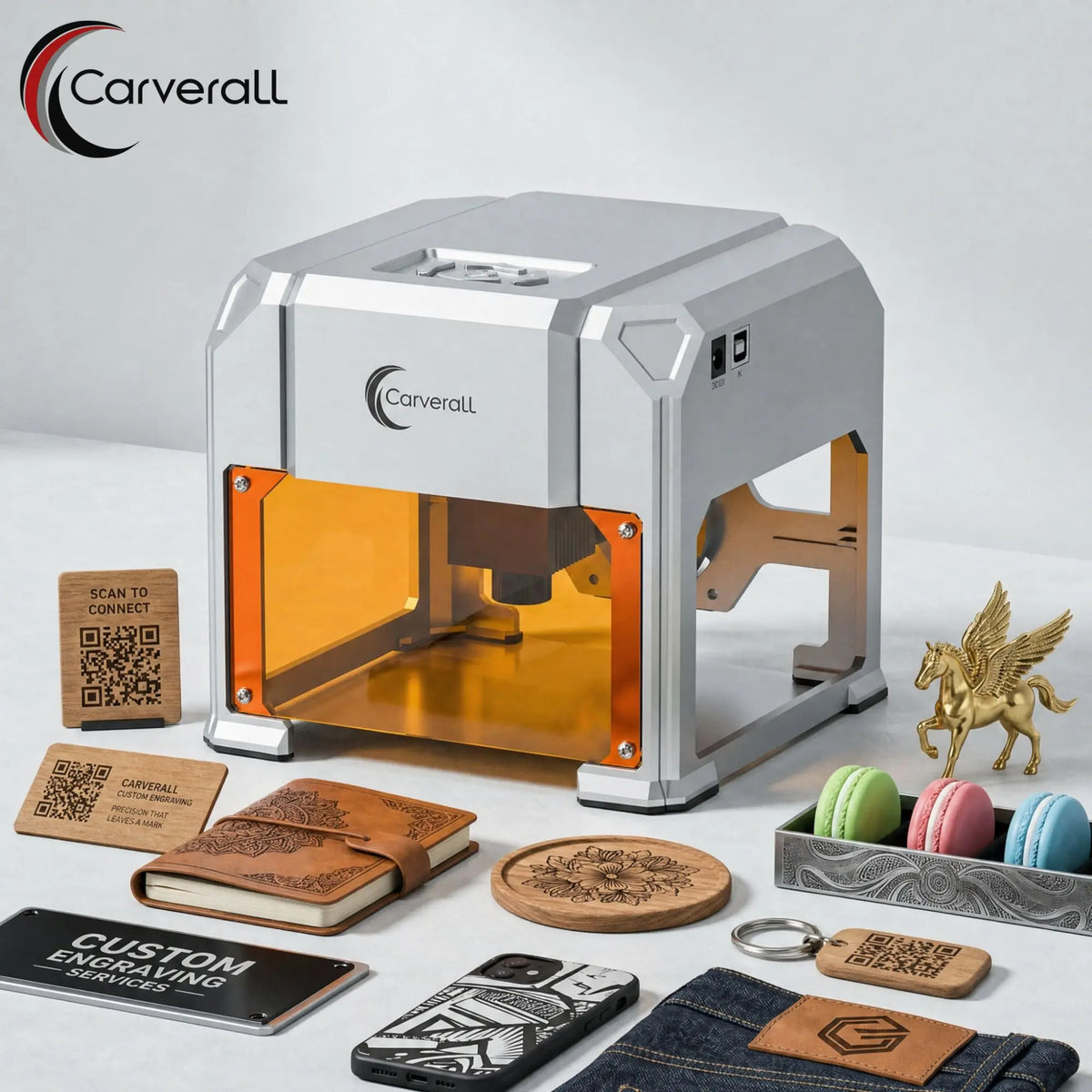 Carverall K4Pro рядом с примерами индивидуальной гравировки на табличках, коже, дереве, металле, телефоне и подарках